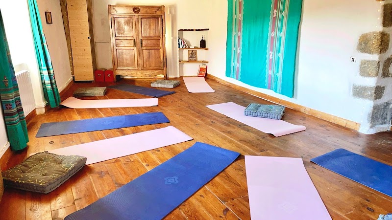 Studio pilates Shanti Yoga Vic le Comte