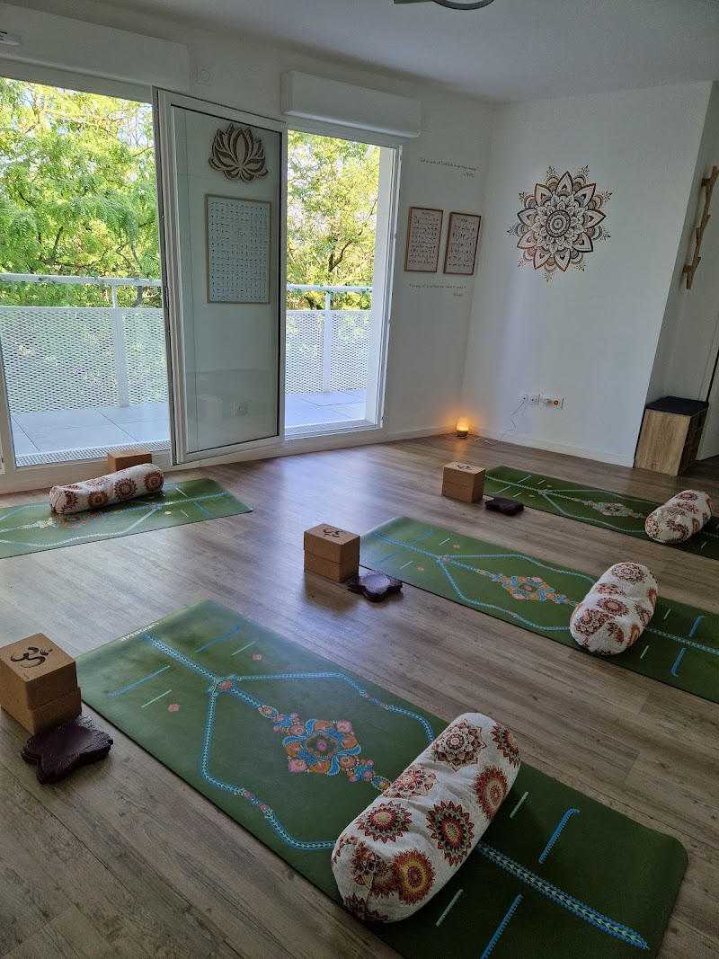 Studio pilates Cécilia BONAY Physiothérapie & bien être : Pilates, Yoga & Yoga pré-natal, Massage bien être, Yogaromathérapie